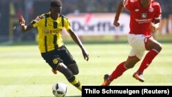 Ousmane Dembélé de Dortmund, contrôle le ballon, 27 septembre 2016.