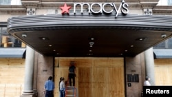 Radnici u Njujorku obezbeđuju robnu kuću "Macys" koja je opljačkana i demolirana tokom nereda