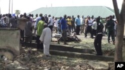 Warga berkumpul di lokasi terjadinya bom bunuh diri di Jalingo, Nigeria, wilayah yang rusuh karena pertikaian etnis dan agama (Foto: dok). Baru-baru ini, sebuah ledakan dekat stasiun televisi pemerintah di negara bagian Taraba, Nigeria Timur, menewaskan seorang perempuan dan melukai lima anak, Jum'at (5/10).