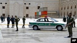 Polisi mengamankan lokasi makam Imam Ruhollah Khomeini pasca serangan teror di Teheran hari Rabu (7/6). 