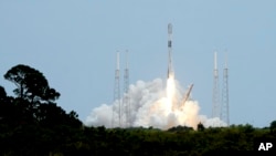 Запуск супутників Starlink на ракеті SpaceX Falcon, Флорида, 21 квітень 2022. AP Photo/John Raoux