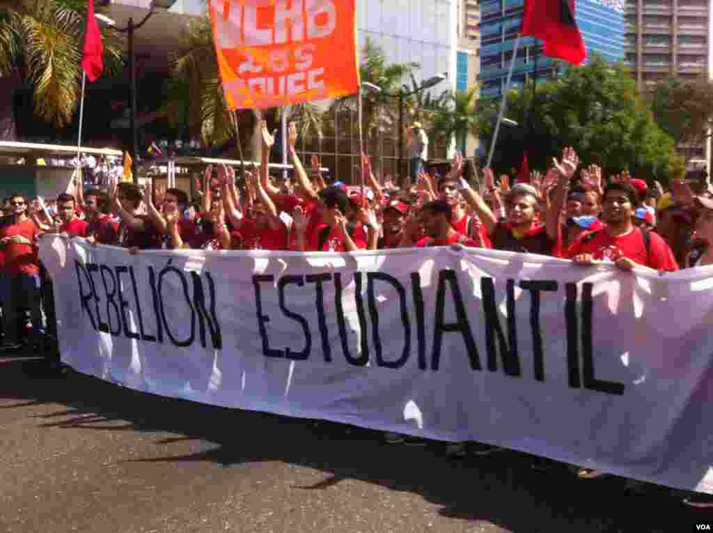 Opposition supporters march in Caracas against President Nicolas Maduro, Oct. 26, 2016. (A. Algarra/VOA)