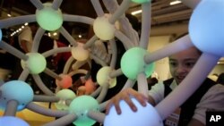 Anak-anak bermain di Museum Nasional Matematika di New York. (AP/Seth Wenig)