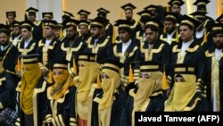 Para mahasiswa dan mahasiswi menghadiri wisuda di Universitas Mirwais Nija di Kandahar, Afghanistan, Sabtu, 27 November 2021. (Foto: Javed Tanveer/AFP)