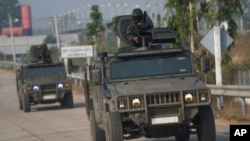 ทหารไทยลาดตระเวนตามพรมแดนฝั่งอำเภอแม่สอด จังหวัดตาก เมื่อวันที่ 13 เมษายน 2567 (ภาพจากเอพี) 