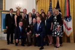 조 바이든 미국 대통령과 문재인 한국 대통령이 21일 백악관에서 열린 한국전 참전용사인 랠프 퍼킷 예비역 대령에 대한 명예훈장(Medal of Honor) 수여식에서 함께 기념사진을 찍었다.