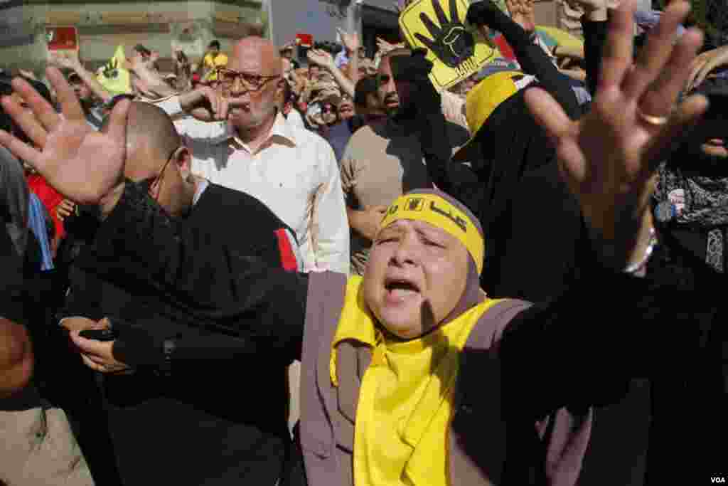 Anti-coup protesters in Nasr City, Cairo, Oct. 11, 2013. (Hamada Elrasam for VOA)