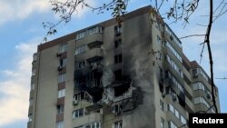 基辅一栋公寓大楼在俄罗斯对乌克兰的袭击中遭到无人机袭击而受损。(路透社：2024年10月26日)