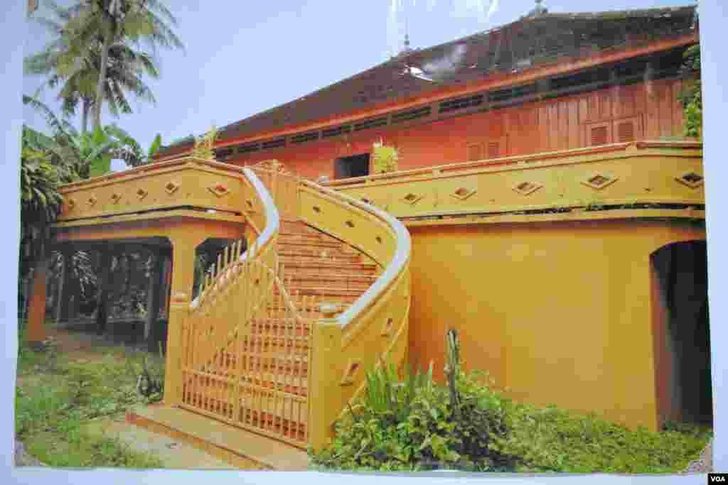 រូបថតមួយនៅក្នុងកម្មវិធីពិព័រណ៍រូបថត «អគារបេតិកភណ្ឌដែលត្រូវគេមើលរំលង» នៅ The Factory Phnom Penh ក្នុងក្រុងភ្នំពេញ និងធ្វើឡើងពីថ្ងៃទី១០ ដល់ថ្ងៃទី១២ ខែសីហា ឆ្នាំ ២០១៩។ (ណឹម សុភ័ក្រ្តបញ្ញា/VOA) 