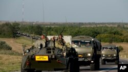 Iring-irigan kendaraan militer Rusia di sebuah jalanan 15 kilometer dari perbatasan dengan Ukraina di daerah Rostov-on-Don, Jumat (15/8).