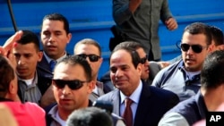 Calon Presiden Abdel-Fattah el-Sissi tiba di sebuah TPS di Kairo, Mesir, Senin (26/5).