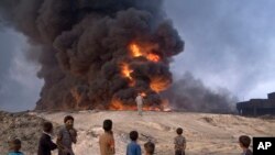 L'état islamique a incendié une usine de production de soufre à Qayyarah, dans les environs de Mossoul, Irak,le 23 octobre 2016.