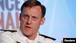 Direktur NSA Michael Rogers berbicara pada KTT Intelijens dan Keamanan Nasional ketiga di Washington, D.C., 8 September 2016.
