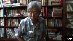 中国山东大学退休教授孙文广在济南家中接受访谈。（2013年8月28日）