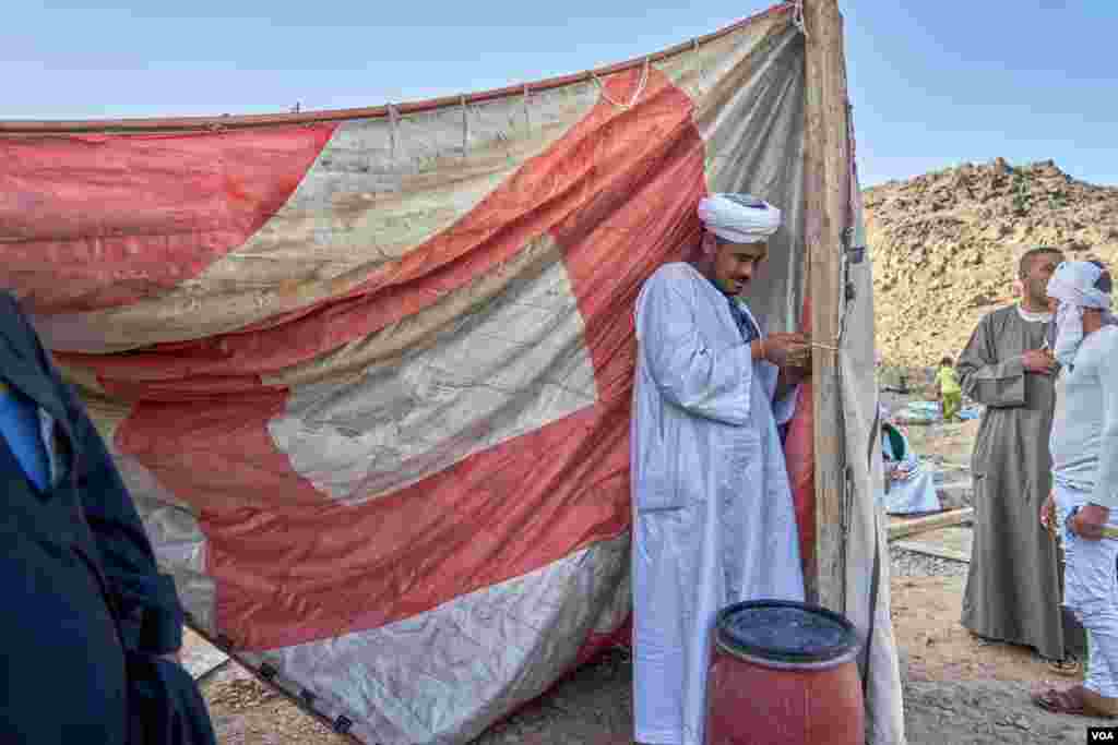 Upon arriving at Humaithera valley, pilgrims put up their tents. (H. Elrasam/VOA)