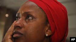 Une lycéenne pleure pour ses camarades kidnappées de l'école, à Abuja, au Nigeria, le jeudi 14 avril 2016.