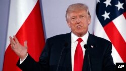 លោក​ប្រធានាធិបតី Donald Trump ថ្លែង​ក្នុង​សន្និសីត​កាសែត​មួយ​ជាមួយ​នឹង​លោក Andrzej Duda ប្រធានាធិបតី​ប៉ូឡូញ នៅ​វិមាន Royal Castle ក្នុង​ក្រុង Warsaw កាលពី​ថ្ងៃទី៦ ខែកក្កដា ឆ្នាំ២០១៧។