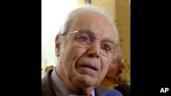 FILE - In this Mar. 28, 2001 file photo, Foreign Minister Javier Perez de Cuellar of Peru, speaks to reporters during a pause in the session of the annual meeting of ministers from the Latin American Group of Rio and the European Union in Santiago,…