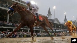 Mike Smith rides Justify to victory during the 144th running of the Kentucky Derby horse race at Churchill Downs, May 5, 2018, in Louisville, Ky. 