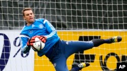 Manuel Neuer arrêtant une balle lors d'une séance d'entrainement de la Mannschaft, Allemagne le 7 octobre 2014