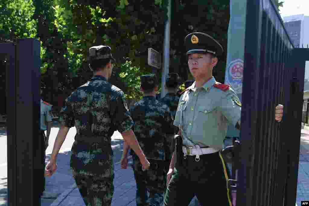 2018年7月26日，在美国驻华大使馆附近发生爆炸后，中国武警走进大使馆的院子，一个武警关门。