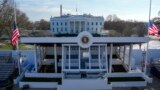 Рабочие готовят сцену перед Белым домом в преддверии инаугурации Дональда Трампа, 16 января 2025
