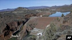 ເຂື່ອນໄຟຟ້າ ຄລາແມັດ ທີ່ຖືກຖອນອອກ