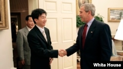 영 가디언 신문이 북한을 배우기 위한 필독서 6권을 소개하면서, 첫 번째 책으로 북한 요덕관리소 출신 탈북자 강철환 씨(왼쪽) 수기를 담은 ‘평양의 어항; 수용소에서의 10년'을 소개했다. 이 책을 읽은 조지 부시 전 미국 대통령(오른쪽)은 재임시절인 2005년 6월 백악관 집무실에서 강 씨를 직접 면담하기도 했다.