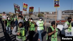 Para pencari suaka dan migran yang dideportasi menggelar aksi protes terhadap kebijakan imigrasi AS di Tijuana, Meksiko, pada 18 Desember 2024. (Foto: Reuters/Aimee Melo)