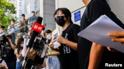 지난해 9월 초우항텅(가운데) 당시 홍콩시민지원 애국민주운동연합회 부주석이 경찰에 출두하며 입장을 밝히고 있다. 