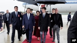 中国国家主席习近平和夫人彭丽媛2024年5月5日抵达巴黎南部的奥利机场，受到法国总理加布里埃尔`阿塔尔(Gabriel Attal)的欢迎。法国是习近平此次欧洲之行的第一站。