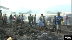 People assess the damage in part of a burned down market in Limbe, Cameroon, April 3, 2017. (M.E. Kindzeka/VOA)
