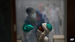 6일 인도 뉴델리의 병원에서 시민이 신종 코로나바이러스 감염증(COVID-19) 검사를 받고 있다.