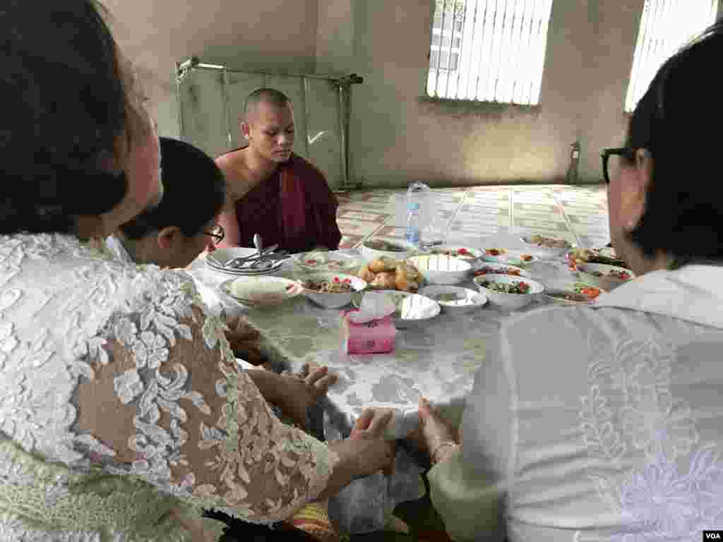 ប្រជា​ពលរដ្ឋ​កំពុង​ប្រគេន​ចង្ហាន់​​ដល់​ព្រះ​សង្ឃ​​​ក្នុង​ថ្ងៃ​បិណ្ឌ​ទី​១៣ នៃ​ពិធី​បុណ្យ​ភ្ជុំ​បិណ្ឌ​នៅ​រាជធានី​ភ្នំពេញ នៅ​ថ្ងៃទី​២៦​ ខែ​កញ្ញា ឆ្នាំ​២០១៩។ (កាន់ វិច្ឆិកា/VOA)