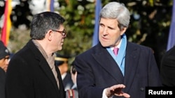 U.S. Treasury Secretary Jack Lew (L) talks with Secretary of State John Kerry on the White House South Lawn in Washington, D.C., Feb. 11, 2014. 