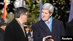Menteri Keuangan Jack Lew (kiri) berbincang dengan Menlu AS John Kerry di Gedung Putih, Washington DC (Foto: dok). Keduanya akan memimpin delegasi Amerika dalam pembicaraan tahunan di Beijing, Rabu (9/7).