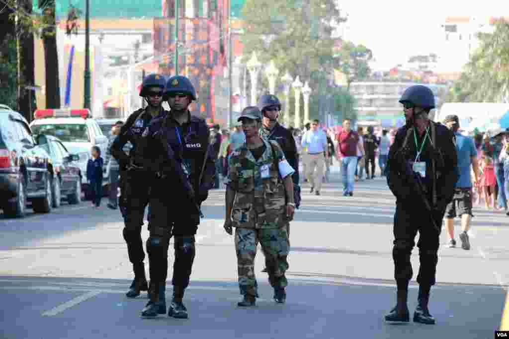View near the Royal Palace in Phnom Penh, Cambodia during the first day of the Water Festival. Nov. 5, 2014. (Nov Povleakhena/VOA Khmer) 