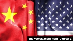 美中两国国旗的插图。