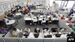 Para pencari kerja Amerika memadati kantor informasi lapangan kerja di Nevada, AS (foto: dok). Warga AS keturunan Asia rata-rata menganggur lebih lama dari etnis lainnya di Amerika. 