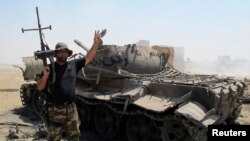 Shia jangchisi Amirli shahridan "Islomiy davlat" to'dasini quvgan, lekin keyin qonunbuzarliklar sodir etgani taxmin qilinadi. 2-sentabr, 2014-yil.