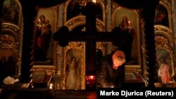 Pravoslavni hrišćani u Crkvi svetih apostola Petra i Pavla u Beogradu, na Veliki petak, 6. april 2018. godine (Foto: Reuters/Marko Djurica)