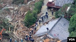 Tim SAR Jepang berusaha mencari korban di antara reruntuhan rumah yang hancur di Tanabe, Wakayama (5/9).