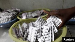 ARSIP - Ruth Munyao, seorang apoteker, mendistribusikan obat-obat anti-retroviral (ARV) di RS. Mater di ibukota Kenya, Nairobi, 10 September 2015 (foto: REUTERS/Thomas Mukoya)