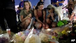 3일 미국 라스베이거스에서 총기난사 사건 현장 주변에 희생자들을 추모하는 꽃이 놓여있다.