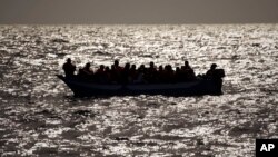 Para migran yang melarikan diri dari kekerasan di Libya, terkatung-katung di Laut Tengah sebelum ditolong oleh sebuah LSM Spanyol (foto: dok). 