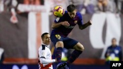 Le défenseur de Barcelone Clement Lenglet (d) récupère le ballon face à Raul de Tomas du Rayo Vallecano de Madrid, le 3 novembre 2018.