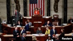 낸시 팰로시 미국 연방 하원의장이 31일 의회에서 도널드 트럼프 대통령에 대한 탄핵조사 절차를 공식화하는 표결을 진행하고 있다.