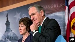 Senator Tom Harkin (kana) pimpinan komite Kesehatan, Pendidikan dan Pensiun didampingi Senator Susan Collins memberikan keterangan kepada media di Gedung Capitol (4/11).