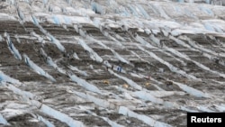 Arhiva - Na ovoj fotografiji iz 20. juna 2021. vidi se tim spasilaca tokom potrage za ostacima avioa na glečeru, nedaleko od Ankoredža, Aljaska.