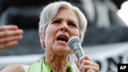 លោក​ស្រីបណ្ឌិត​ Jill Stein បេក្ខជន​ប្រធានាធិបតី​សម្រាប់​គណបក្ស​បៃបង​ ថ្លែង​នៅ​ក្នុង​ការ​ជួប​ជុំ​គ្នា​មួយ​នៅ​​ក្រុង Philadelphia កាល​ពី​ថ្ងៃទី២៧ ខែ​កក្កដា។